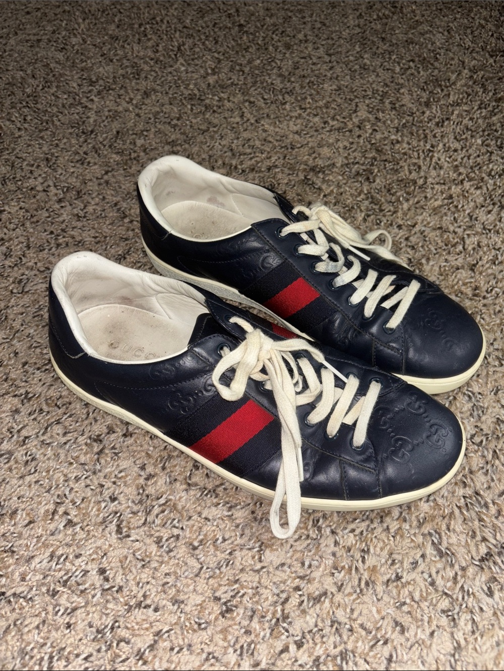 Gucci Men’s Navy Leather Low-Top Sneakers with Red Stripe